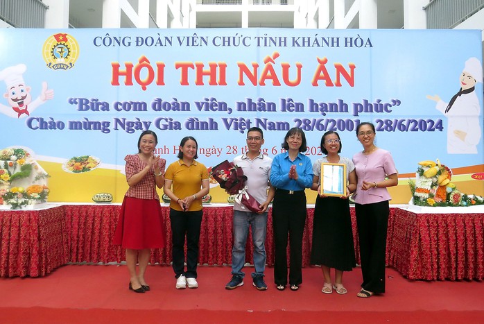 Bữa cơm đoàn viên, nhân lên hạnh phúc- Ảnh 6. Bữa cơm đoàn viên, nhân lên hạnh phúc- Ảnh 6.
