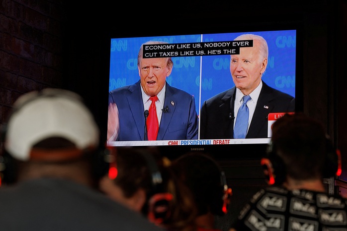 People watch the first Presidential debate between U.S. President Joe Biden and Republican candidate, former President Donald Trump, from a tavern in San Diego, California, U.S., June 27, 2024. REUTERS/Mike Blake