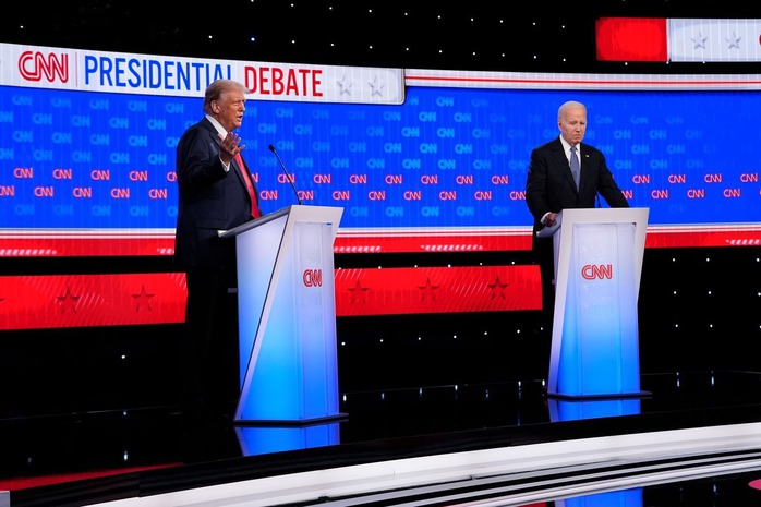 Tổng thống Joe Biden và cựu Tổng thống Donald Trump trên bục tranh luận hôm 28-6 (giờ Hà Nội). Ảnh: NBC Tổng thống Joe Biden và cựu Tổng thống Donald Trump trên bục tranh luận hôm 28-6 (giờ Hà Nội). Ảnh: NBC