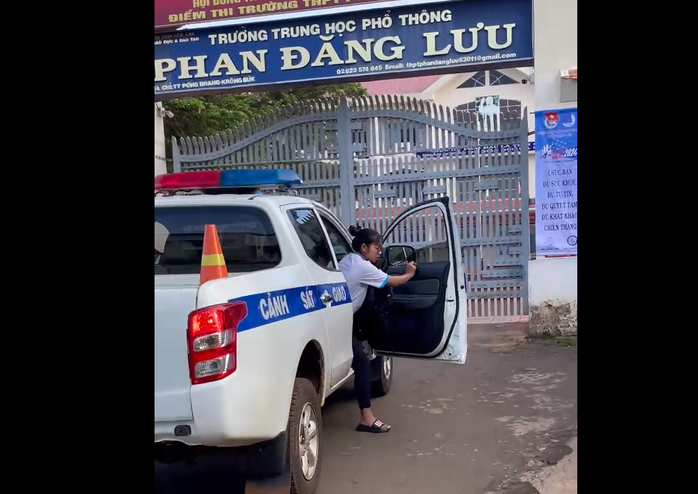 CLIP: CSGT Đắk Lắk dùng xe đặc chủng chở thí sinh về nhà lấy giấy tờ- Ảnh 1. CLIP: CSGT Đắk Lắk dùng xe đặc chủng chở thí sinh về nhà lấy giấy tờ- Ảnh 1.