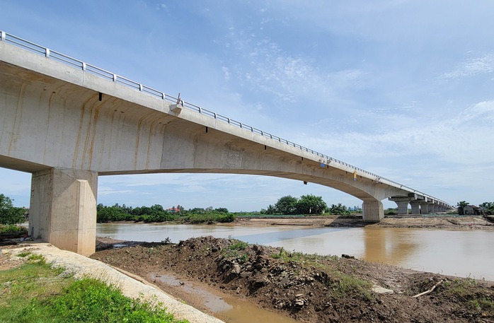 Ngắm cầu vượt dài nhất tuyến đường ven biển Thanh Hóa- Ảnh 7. Ngắm cầu vượt dài nhất tuyến đường ven biển Thanh Hóa- Ảnh 7.