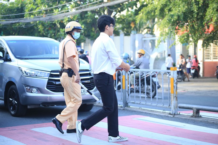 Hơn 1 triệu thí sinh cả nước bước vào môn thi tổ hợp- Ảnh 4. Hơn 1 triệu thí sinh cả nước bước vào môn thi tổ hợp- Ảnh 4.