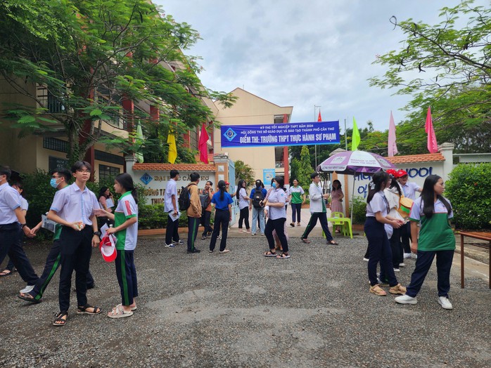 CLIP: Thi xong tốt nghiệp THPT ở Cần Thơ, nhiều thí sinh phấn khởi- Ảnh 4. CLIP: Thi xong tốt nghiệp THPT ở Cần Thơ, nhiều thí sinh phấn khởi- Ảnh 4.