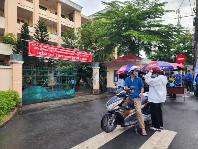 CLIP: Thi xong tốt nghiệp THPT ở Cần Thơ, nhiều thí sinh phấn khởi- Ảnh 6. CLIP: Thi xong tốt nghiệp THPT ở Cần Thơ, nhiều thí sinh phấn khởi- Ảnh 6.