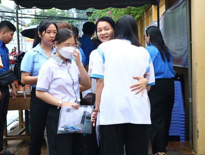 CLIP: Thi xong tốt nghiệp THPT ở Cần Thơ, nhiều thí sinh phấn khởi- Ảnh 8. CLIP: Thi xong tốt nghiệp THPT ở Cần Thơ, nhiều thí sinh phấn khởi- Ảnh 8.