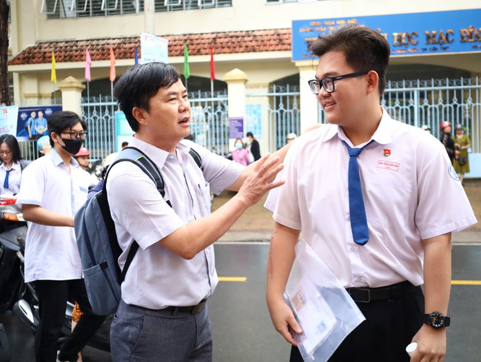 CLIP: Thi xong tốt nghiệp THPT ở Cần Thơ, nhiều thí sinh phấn khởi- Ảnh 11. CLIP: Thi xong tốt nghiệp THPT ở Cần Thơ, nhiều thí sinh phấn khởi- Ảnh 11.