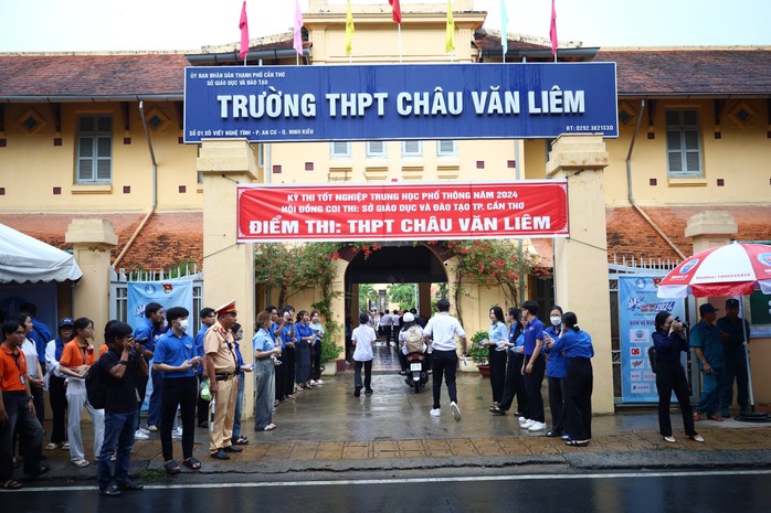 CLIP: Thi xong tốt nghiệp THPT ở Cần Thơ, nhiều thí sinh phấn khởi- Ảnh 3. CLIP: Thi xong tốt nghiệp THPT ở Cần Thơ, nhiều thí sinh phấn khởi- Ảnh 3.