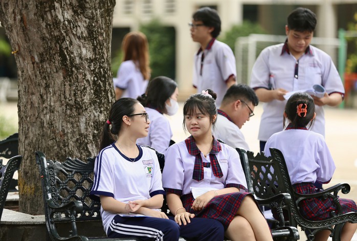 Thí sinh rạng rỡ sau môn thi cuối cùng, tự tin đạt điểm cao- Ảnh 4. Thí sinh rạng rỡ sau môn thi cuối cùng, tự tin đạt điểm cao- Ảnh 4.