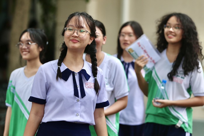 Thí sinh rạng rỡ sau môn thi cuối cùng, tự tin đạt điểm cao- Ảnh 1. Thí sinh rạng rỡ sau môn thi cuối cùng, tự tin đạt điểm cao- Ảnh 1.