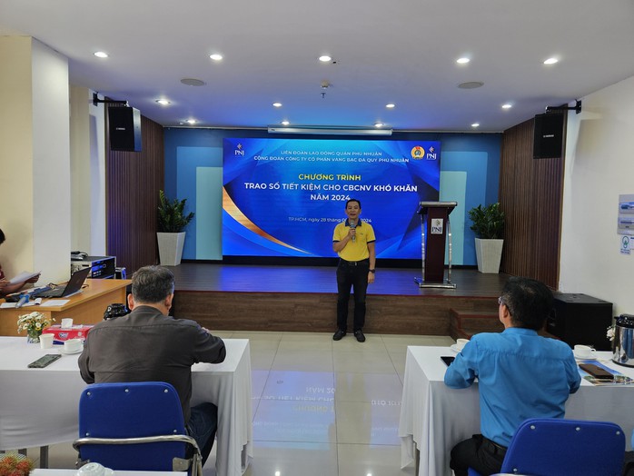 Một Công đoàn cơ sở tặng 95 sổ tiết kiệm cho người lao động khó khăn- Ảnh 4.