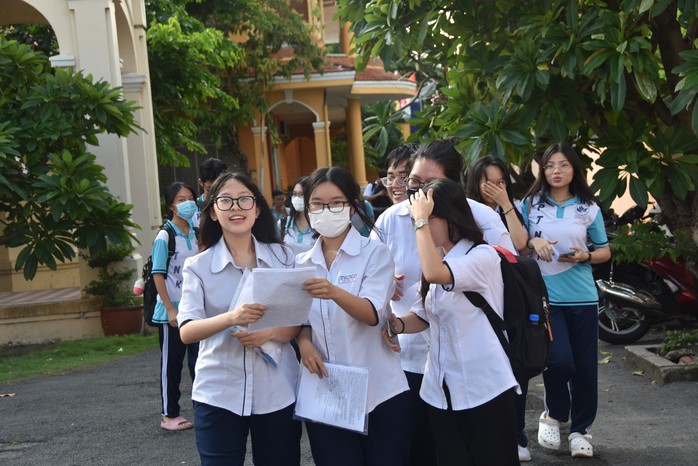 Thí sinh rạng rỡ sau môn thi cuối cùng, tự tin đạt điểm cao- Ảnh 3. Thí sinh rạng rỡ sau môn thi cuối cùng, tự tin đạt điểm cao- Ảnh 3.
