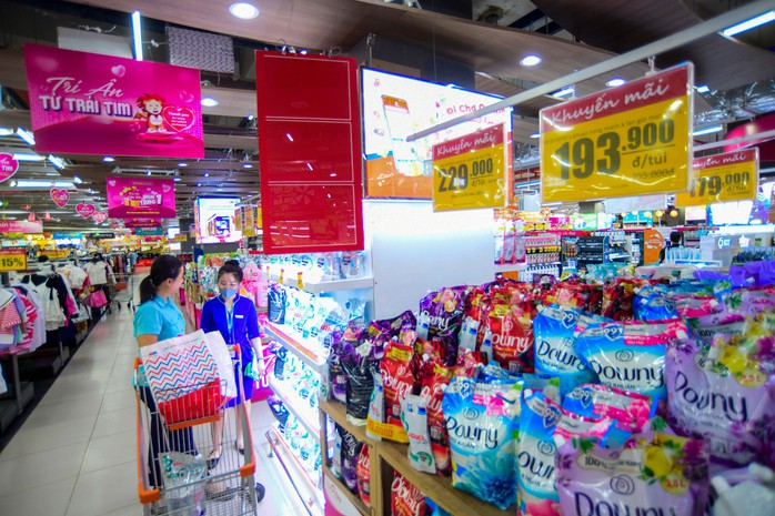 Người dân mua sắm tại siêu thị Co.opMart xa lộ Hà Nội, TP Thủ Đức, TP HCM Ảnh: HOÀNG TRIỀU Người dân mua sắm tại siêu thị Co.opMart xa lộ Hà Nội, TP Thủ Đức, TP HCM Ảnh: HOÀNG TRIỀU