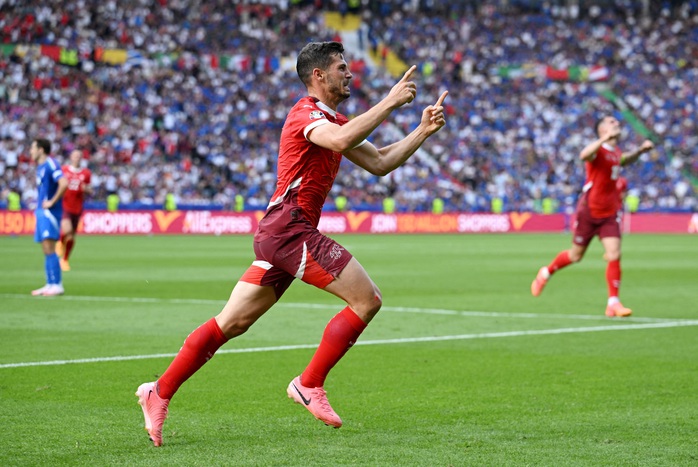 Euro 2024: Ý thành cựu vương, Thuỵ Sĩ đoạt vé đầu tiên vào tứ kết- Ảnh 4. Euro 2024: Ý thành cựu vương, Thuỵ Sĩ đoạt vé đầu tiên vào tứ kết- Ảnh 4.