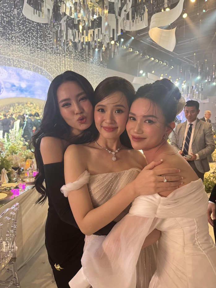 Lan Ngọc, Trường Giang - Nhã Phương tụ hội tiệc cưới Midu- Ảnh 20. Lan Ngọc, Trường Giang - Nhã Phương tụ hội tiệc cưới Midu- Ảnh 20.