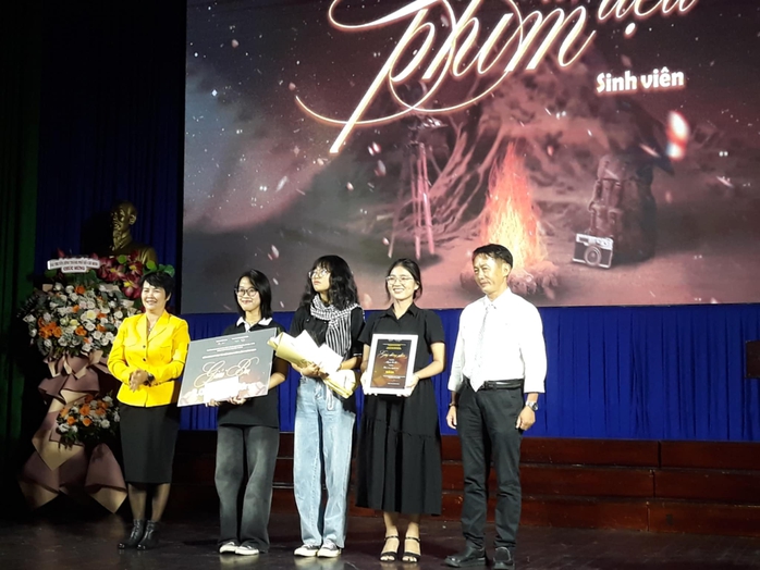 "Nội Mai" thắng lớn tại LHP tài liệu sinh viên- Ảnh 6. "Nội Mai" thắng lớn tại LHP tài liệu sinh viên- Ảnh 6.
