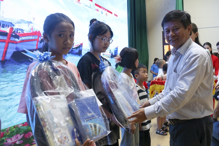 Chương trình "Cùng ngư dân thắp sáng đèn trên biển" đến với Quảng Ngãi- Ảnh 4. Chương trình "Cùng ngư dân thắp sáng đèn trên biển" đến với Quảng Ngãi- Ảnh 4.