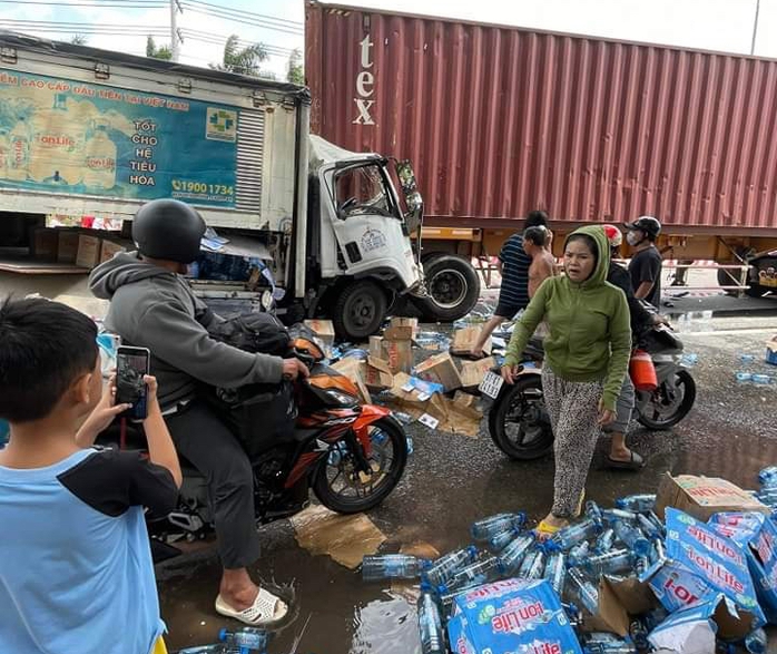 Hiện trường vụ tai nạn giao thông liên hoàn ở Bình Dương- Ảnh 1. Hiện trường vụ tai nạn giao thông liên hoàn ở Bình Dương- Ảnh 1.