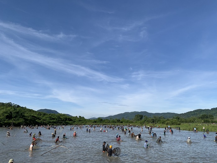 Hàng ngàn người dự lễ hội đánh bắt cá Đồng Hoa có từ 300 năm trước- Ảnh 2. Hàng ngàn người dự lễ hội đánh bắt cá Đồng Hoa có từ 300 năm trước- Ảnh 2.