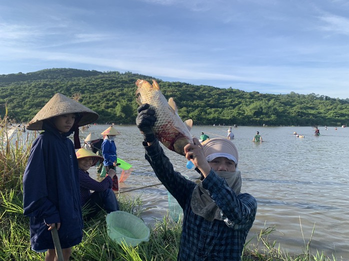 Hàng ngàn người dự lễ hội đánh bắt cá Đồng Hoa có từ 300 năm trước- Ảnh 6. Hàng ngàn người dự lễ hội đánh bắt cá Đồng Hoa có từ 300 năm trước- Ảnh 6.