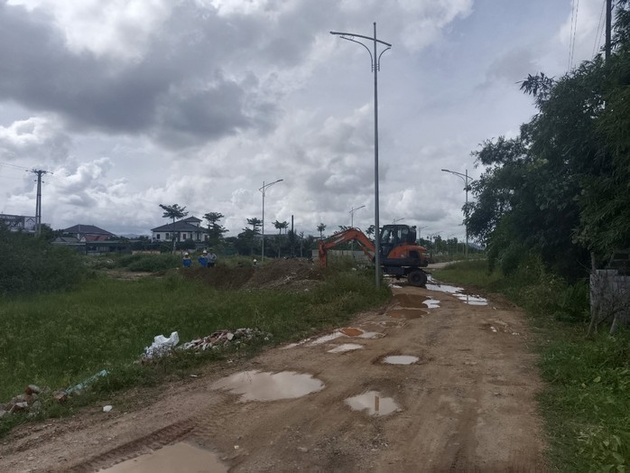 VIDEO: Đường hơn 130 tỉ đồng nhiều năm không thông vì "tắc" 50 m mặt bằng- Ảnh 3. VIDEO: Đường hơn 130 tỉ đồng nhiều năm không thông vì "tắc" 50 m mặt bằng- Ảnh 3.