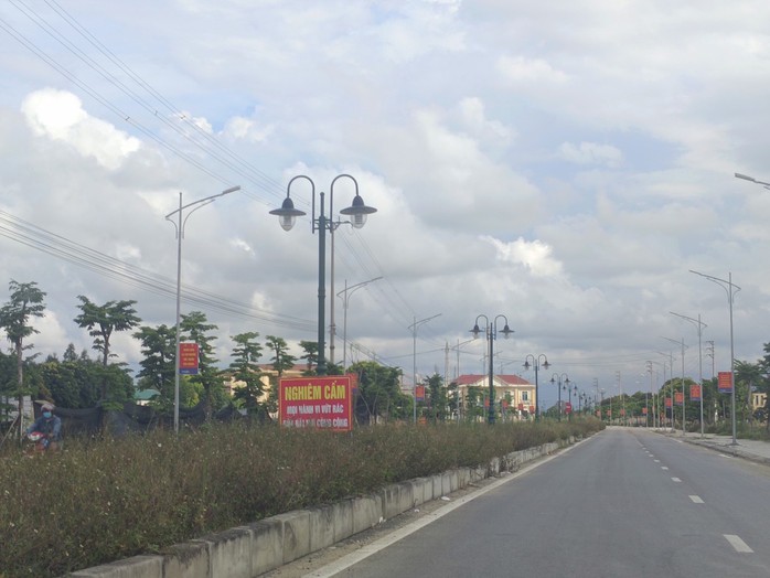 VIDEO: Đường hơn 130 tỉ đồng nhiều năm không thông vì "tắc" 50 m mặt bằng- Ảnh 8. VIDEO: Đường hơn 130 tỉ đồng nhiều năm không thông vì "tắc" 50 m mặt bằng- Ảnh 8.