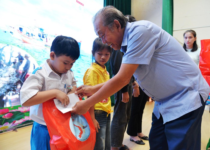 Chương trình "Cùng ngư dân thắp sáng đèn trên biển" đến với Quảng Ngãi- Ảnh 1. Chương trình "Cùng ngư dân thắp sáng đèn trên biển" đến với Quảng Ngãi- Ảnh 1.