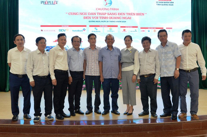 Chương trình "Cùng ngư dân thắp sáng đèn trên biển" đến với Quảng Ngãi- Ảnh 8. Chương trình "Cùng ngư dân thắp sáng đèn trên biển" đến với Quảng Ngãi- Ảnh 8.