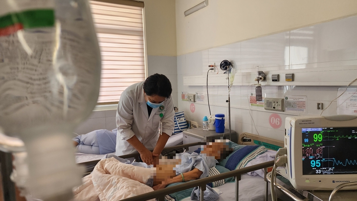 Cụ bà ngưng tim liên tục, bác sĩ vất vả hồi sức trong suốt 1 giờ- Ảnh 1. Cụ bà ngưng tim liên tục, bác sĩ vất vả hồi sức trong suốt 1 giờ- Ảnh 1.