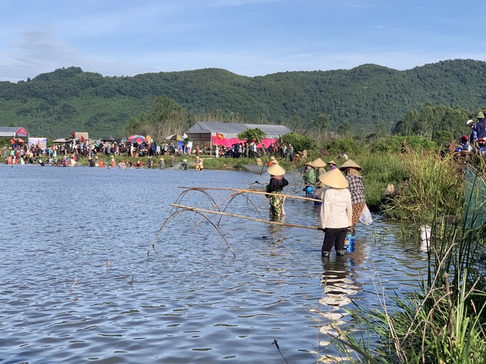 Hàng ngàn người dự lễ hội đánh bắt cá Đồng Hoa có từ 300 năm trước- Ảnh 3. Hàng ngàn người dự lễ hội đánh bắt cá Đồng Hoa có từ 300 năm trước- Ảnh 3.