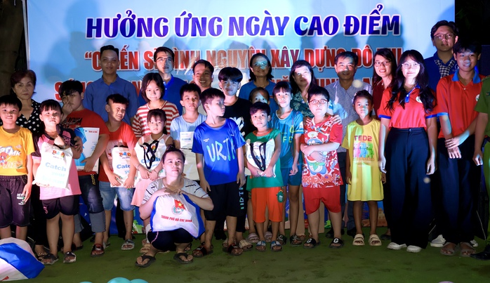 Báo Người Lao Động trao cờ Tổ quốc và suất hỗ trợ kinh phí học tập tại quận Bình Tân- Ảnh 4. Báo Người Lao Động trao cờ Tổ quốc và suất hỗ trợ kinh phí học tập tại quận Bình Tân- Ảnh 4.