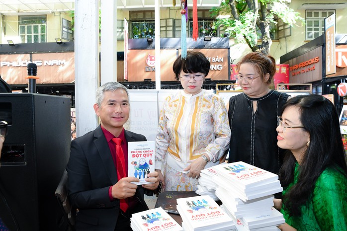 Ra mắt cẩm nang sức khỏe phòng chống đột quỵ cho cộng đồng- Ảnh 2. Ra mắt cẩm nang sức khỏe phòng chống đột quỵ cho cộng đồng- Ảnh 2.