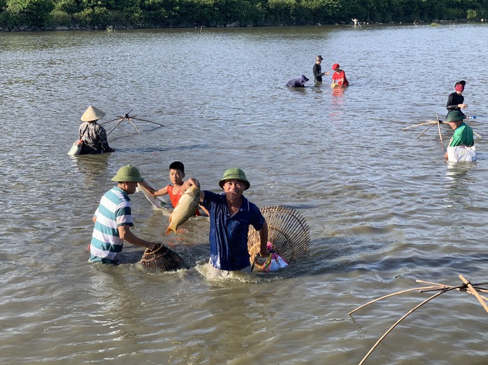 Hàng ngàn người dự lễ hội đánh bắt cá Đồng Hoa có từ 300 năm trước- Ảnh 4. Hàng ngàn người dự lễ hội đánh bắt cá Đồng Hoa có từ 300 năm trước- Ảnh 4.