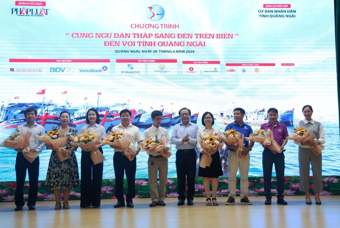 Chương trình "Cùng ngư dân thắp sáng đèn trên biển" đến với Quảng Ngãi- Ảnh 7. Chương trình "Cùng ngư dân thắp sáng đèn trên biển" đến với Quảng Ngãi- Ảnh 7.
