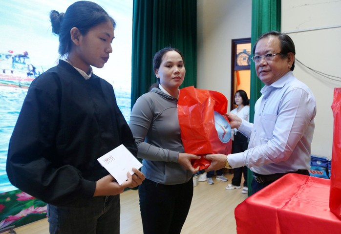 Chương trình "Cùng ngư dân thắp sáng đèn trên biển" đến với Quảng Ngãi- Ảnh 2. Chương trình "Cùng ngư dân thắp sáng đèn trên biển" đến với Quảng Ngãi- Ảnh 2.
