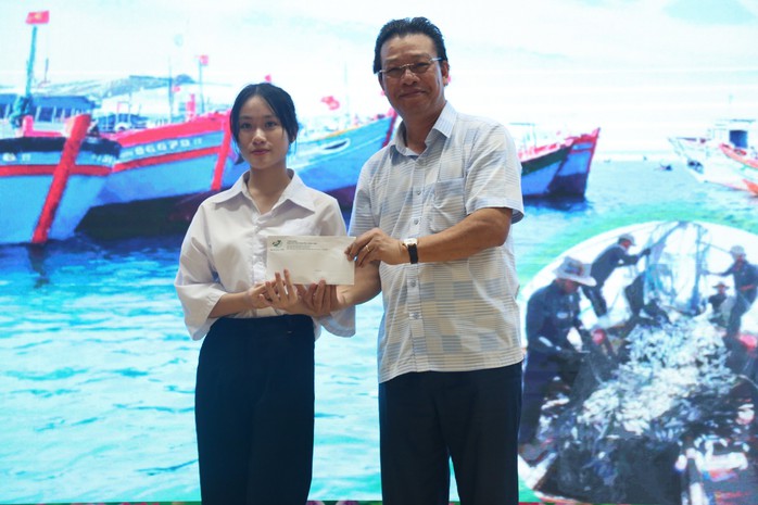 Chương trình "Cùng ngư dân thắp sáng đèn trên biển" đến với Quảng Ngãi- Ảnh 6. Chương trình "Cùng ngư dân thắp sáng đèn trên biển" đến với Quảng Ngãi- Ảnh 6.