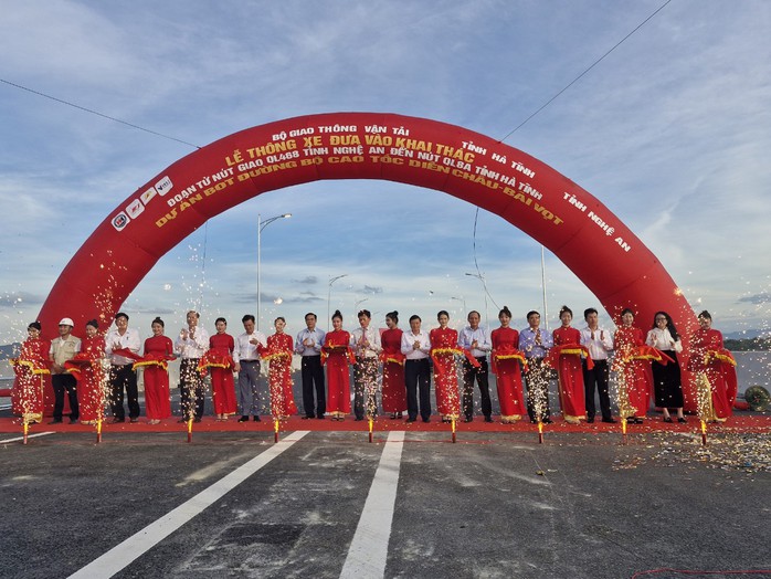 Thông xe toàn tuyến cao tốc Diễn Châu - Bãi Vọt- Ảnh 1. Thông xe toàn tuyến cao tốc Diễn Châu - Bãi Vọt- Ảnh 1.
