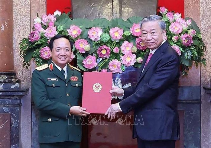 Chủ tịch nước Tô Lâm trao Quyết định bổ nhiệm tân Chủ nhiệm Tổng cục Chính trị- Ảnh 1. Chủ tịch nước Tô Lâm trao Quyết định bổ nhiệm tân Chủ nhiệm Tổng cục Chính trị- Ảnh 1.