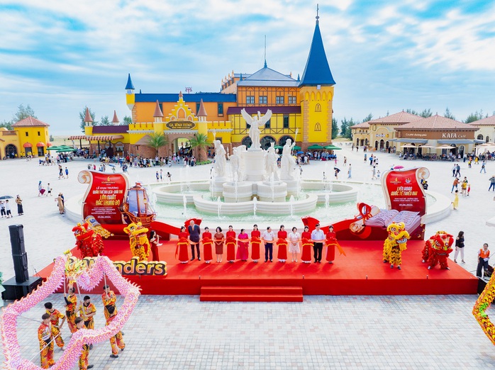 Bùng nổ cảm xúc trong ngày khai trương của VinWonders Cửa Hội Bùng nổ cảm xúc trong ngày khai trương của VinWonders Cửa Hội