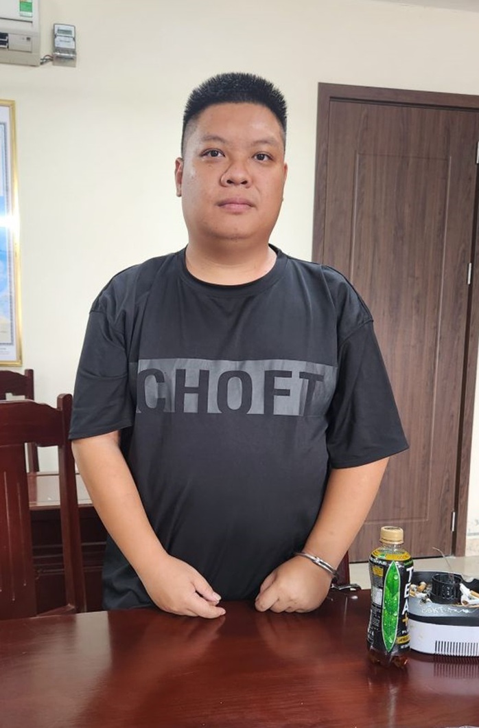 Đối tượng truy nã nguy hiểm trốn trên xe khách từ Nam ra Bắc- Ảnh 1. Đối tượng truy nã nguy hiểm trốn trên xe khách từ Nam ra Bắc- Ảnh 1.