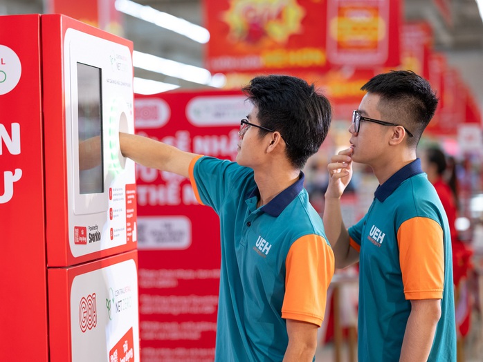 Thưởng điểm cho khách bỏ vỏ lon, chai rỗng vào máy thu gom rác thải- Ảnh 2. Thưởng điểm cho khách bỏ vỏ lon, chai rỗng vào máy thu gom rác thải- Ảnh 2.