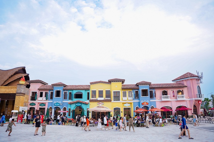 Hàng quán tại Khu phố thương mại VinWonders Cửa Hội đã chứng kiến dịp bội thu ngay trong ngày hoạt động đầu tiên Hàng quán tại Khu phố thương mại VinWonders Cửa Hội đã chứng kiến dịp bội thu ngay trong ngày hoạt động đầu tiên
