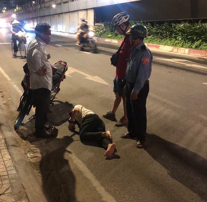 Giải cứu người đàn ông lăn ra ngủ ngay trên đường lớn- Ảnh 1. Giải cứu người đàn ông lăn ra ngủ ngay trên đường lớn- Ảnh 1.