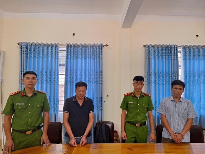 Bắt hiệu trưởng và kế toán lập hồ sơ khống, lạm thu tiền học sinh- Ảnh 1. Bắt hiệu trưởng và kế toán lập hồ sơ khống, lạm thu tiền học sinh- Ảnh 1.