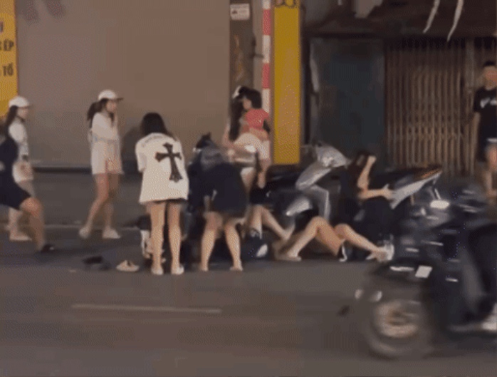 Nhiều cô gái trẻ bất ngờ lao vào đánh lộn trên đường phố- Ảnh 1. Nhiều cô gái trẻ bất ngờ lao vào đánh lộn trên đường phố- Ảnh 1.