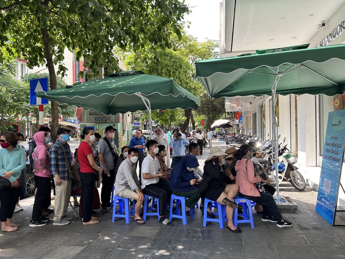 Người dân xếp hàng dài mua vàng SJC, ngân hàng chỉ giao dịch mỗi lượt 2 khách- Ảnh 2. Người dân xếp hàng dài mua vàng SJC, ngân hàng chỉ giao dịch mỗi lượt 2 khách- Ảnh 2.