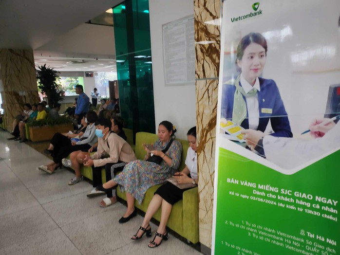 Người dân xếp hàng dài mua vàng SJC, ngân hàng chỉ giao dịch mỗi lượt 2 khách- Ảnh 11. Người dân xếp hàng dài mua vàng SJC, ngân hàng chỉ giao dịch mỗi lượt 2 khách- Ảnh 11.