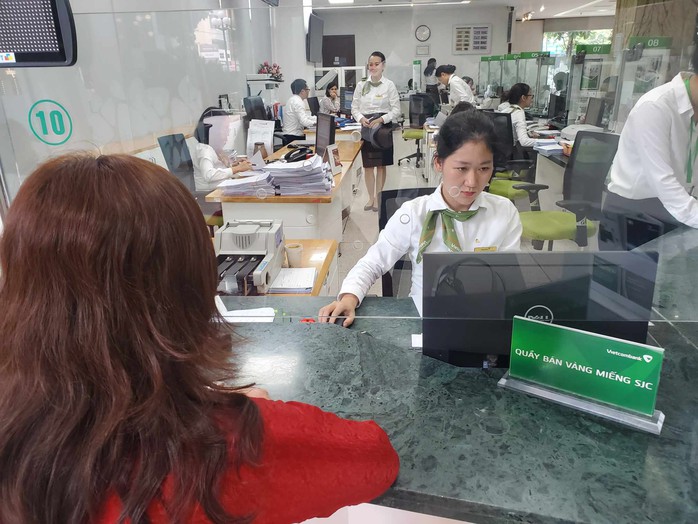 Người dân xếp hàng dài mua vàng SJC, ngân hàng chỉ giao dịch mỗi lượt 2 khách- Ảnh 12. Người dân xếp hàng dài mua vàng SJC, ngân hàng chỉ giao dịch mỗi lượt 2 khách- Ảnh 12.