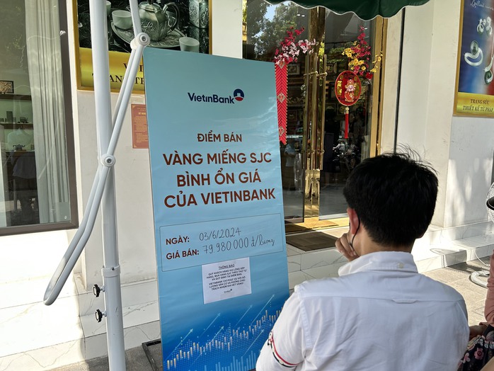 Người dân xếp hàng dài mua vàng SJC, ngân hàng chỉ giao dịch mỗi lượt 2 khách- Ảnh 4. Người dân xếp hàng dài mua vàng SJC, ngân hàng chỉ giao dịch mỗi lượt 2 khách- Ảnh 4.