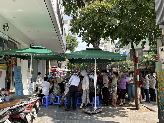 Người dân xếp hàng dài mua vàng SJC, ngân hàng chỉ giao dịch mỗi lượt 2 khách- Ảnh 5. Người dân xếp hàng dài mua vàng SJC, ngân hàng chỉ giao dịch mỗi lượt 2 khách- Ảnh 5.