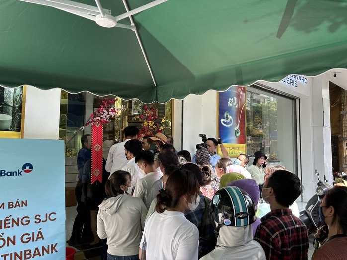 Người dân xếp hàng dài mua vàng SJC, ngân hàng chỉ giao dịch mỗi lượt 2 khách- Ảnh 6. Người dân xếp hàng dài mua vàng SJC, ngân hàng chỉ giao dịch mỗi lượt 2 khách- Ảnh 6.